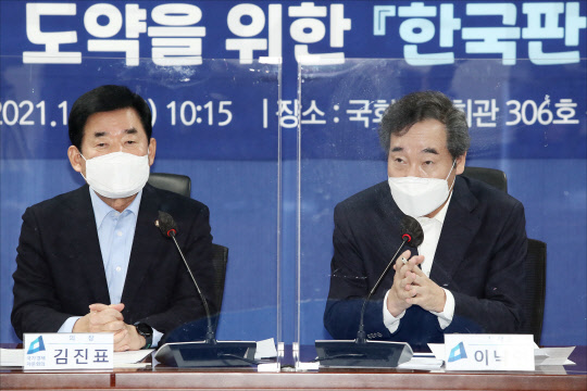 이낙연 민주당 대표가 21일 국회 의원회관에서 열린 국가경제자문회의 1차회의에서 발언하고 있다. 연합뉴스